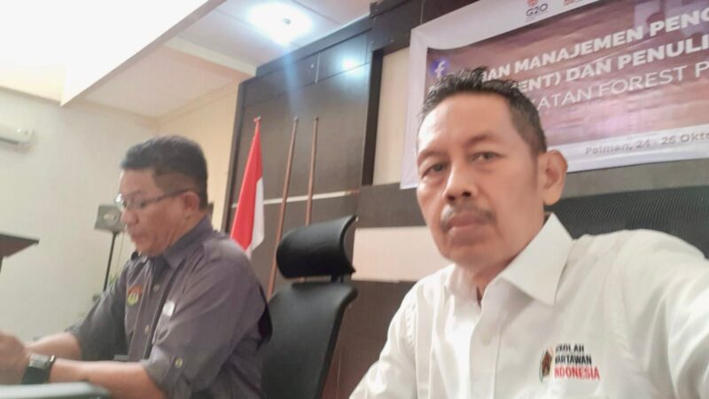 Kepala Balai Pengelolan DAS Jeneberang dan Saddang, M.Tahir P, SP, MSI (kiri) Bersama Wakil Ketua PWI Sulsel bidang organisasi, H Abdul Manaf Rachman ( kanan) yang juga menjadi narasumber.