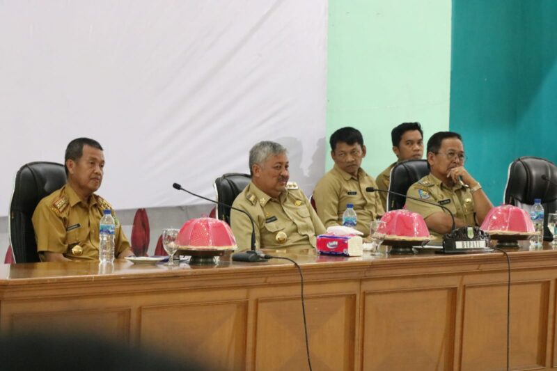 Bupati Pinrang didampingi wakil Bupati dan kepala Dinas Lingkungan hidup Pinrang
