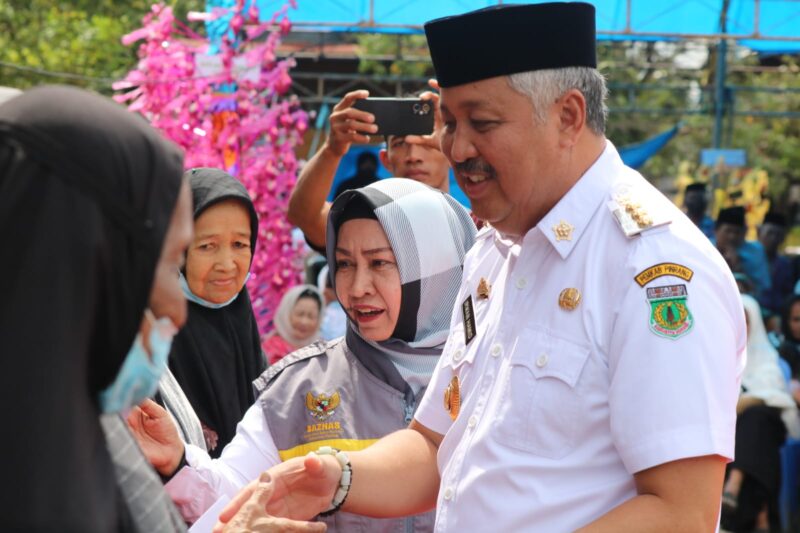 Bupati Pinrang serahkan bantuan kepada warga kurang mampu di Paladang Lanrisang