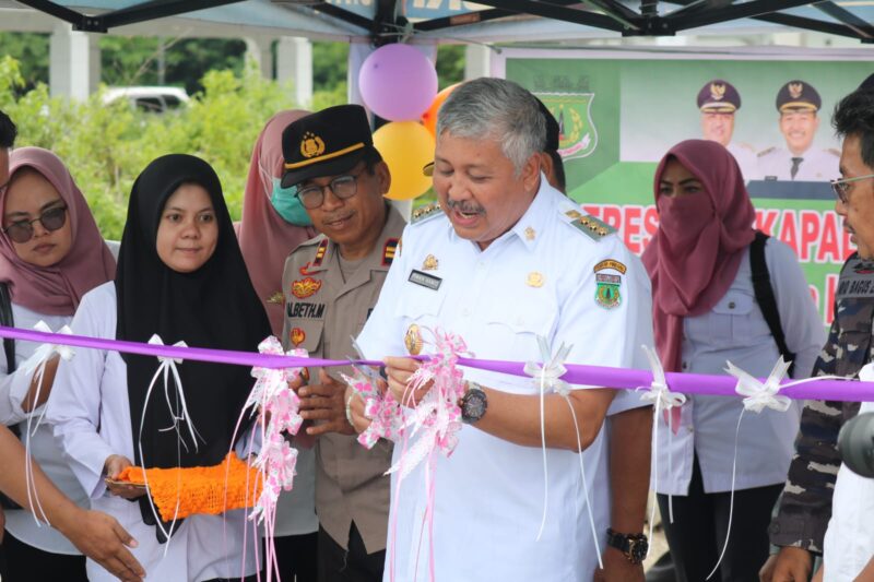 Bupati Pinrang didampingi Kapolsek Suppa Iptu Marten, melakukan pengguntingan Pita sebagai pertanda pengoperasian kapal penangkap ikan berkapasitas 20 ton