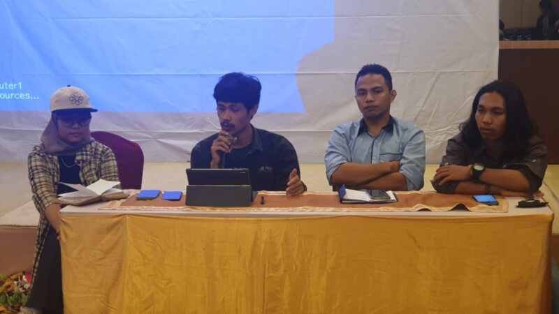Masyarakat dan pemuda Seko dan Rampi Luwu Utara memberikan keterangan pers, yang diawali dengan sambutan dari Direktur Eksekutif Jurnal Celebes, Mustam Arif.
