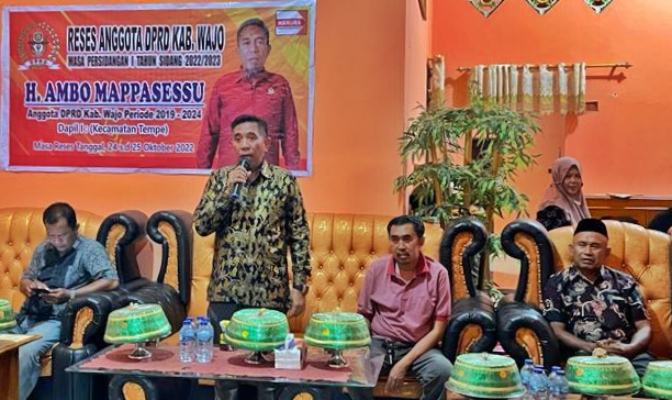 Ketua Komisi I DPRD Wajo H. Ambo Mappasessu saat menggelar reses di Tomodi Kelurahan Cempa Lagi Kecamatan Tempe Senin, 24/10/2022.