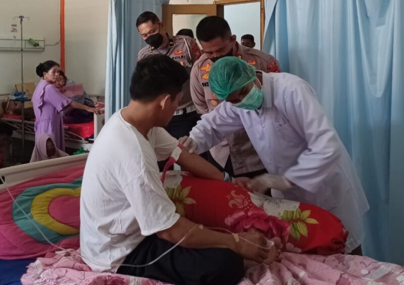 Kapolres Wajo AKBP H. Fatchur Rochman, SH,MM saat jenguk awak media yang berada di RSUD Lamaddukkelleng Sengkang