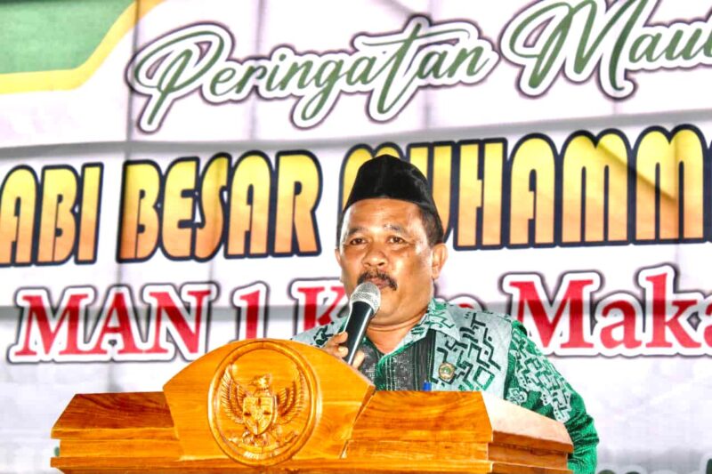 Kepala Madrasah Aliyah Negeri (MAN) 1 Kota Makassar, Dr. Luqman, S.Ag, SE, MM, Saat Memberikan Sambutan Pada Peringatan Maulid Nabi Muhammad SAW, di Masjid MAN 1, Jalan Talasalapang, Rabu 26 Oktober 2022.