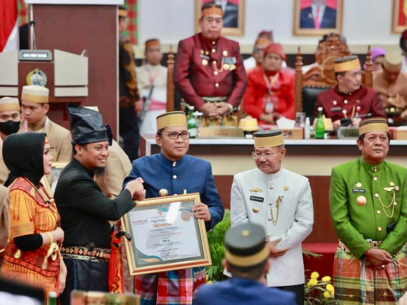 Wali Kota Makassar, Ir. Moh. Ramdhan Pomanto, Menerima Penghargaan Inovasi Pajaga Sikola Salewangang (POSE) dari Gubernur Sulawesi Selatan, Andi Sudirman Sulaiman, di Hari Ulang Tahun (HUT) Sulsel ke-353, Rabu 19 Oktober 2022.