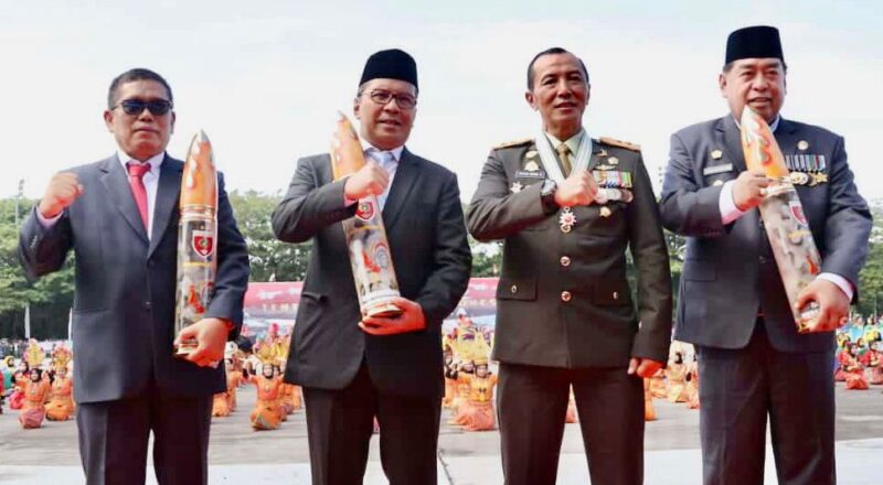 Wali Kota Makassar, Ir. Moh. Ramdhan Pomanto, Usai Mengikuti Upacara HUT TNI yang ke-77, Menyaksikan Parade Alusista, Bersama dengan Pangdam XIV Hasanuddin, Mayjen TNI Totok Imam Santoso dan Sekprov Sulsel, Abdul Hayat, di Tribun Lapangan Karebosi, Rabu 5 Oktober 2022.