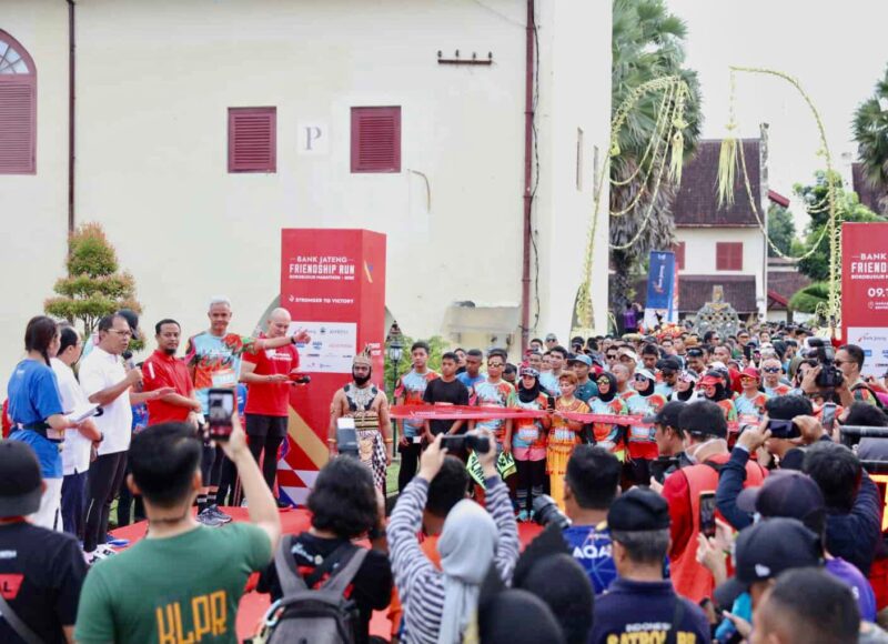 Wali Kota Makassar, Ir. Moh. Ramdhan Pomanto, Bersama dengan Gubernur Jawa Tengah, Ganjar Pranowo dan Gubernur Sulawesi Selatan, Andi Sudirman Sulaiman, Melepas Peserta Bank Jateng Friendship Run, di Benteng Roterdam, Minggu 9 Oktober 2022.