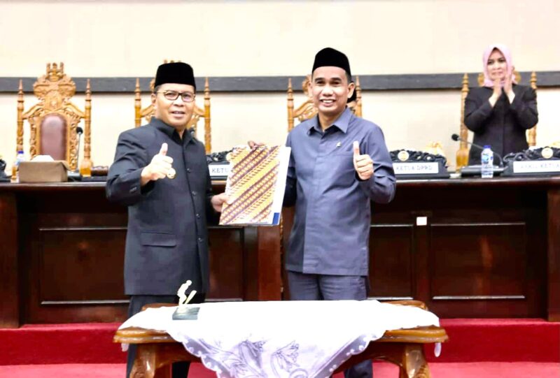 Wali Kota Makassar, Ir. Moh. Ramdhan Pomanto, Bersama dengan Ketua DPRD Kota Makassar, Rudianto Lallo, SH, Menandatangani Nota Kesepakatan Rancangan Ketentuan Umum Anggaran (KUA) dan Prioritas Plafon Anggaran Sementara (PPAS) Tahun 2023, Jum'at 28 Oktober 2022.