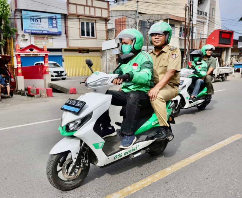 Pekan Keenam Ojol Day, Wali Kota Makassar, Ir. Moh. Ramdhan Pomanto, Menggunakan Aplikasi Grab dari Kediaman Pribadinya Jalan Amirullah, Menuju Kantor Dukcapil Makassar, Jalan Teduh Bersinar, Selasa 25 Oktober 2022.