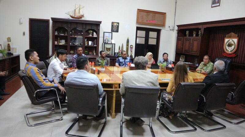Wali Kota Makassar, Ir. Moh. Ramdhan Pomanto, Melaksanakan Rapat Bersama dengan Direktur Utama (Dirut) Perumda Air Minum Kota Makassar, Beni Iskandar, SH dan Kontraktor IPAL Losari, di Ruang Sipakalebbi, Kantor Balai Kota Makassar, Kamis 20 Oktober 2022.