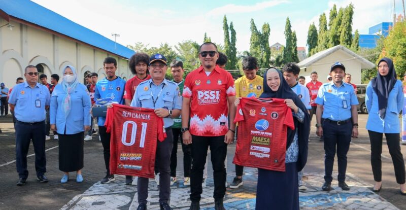 Direktur Utama (Dirut) Perumda Air Minum Kota Makassar, Beni Iskandar, SH, Melepas Kontingen Sepakbola Makassar di Ajang Pekan Olahraga Provinsi Sulawesi Selatan (Porprov) Sinjai - Bulukumba, Senin 17 Oktober 2022.