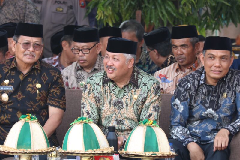 Bupati Pinrang didampingi wakil bupati Pinrang menghadiri maulid Akbar di kecamatan Mattiro Bulu