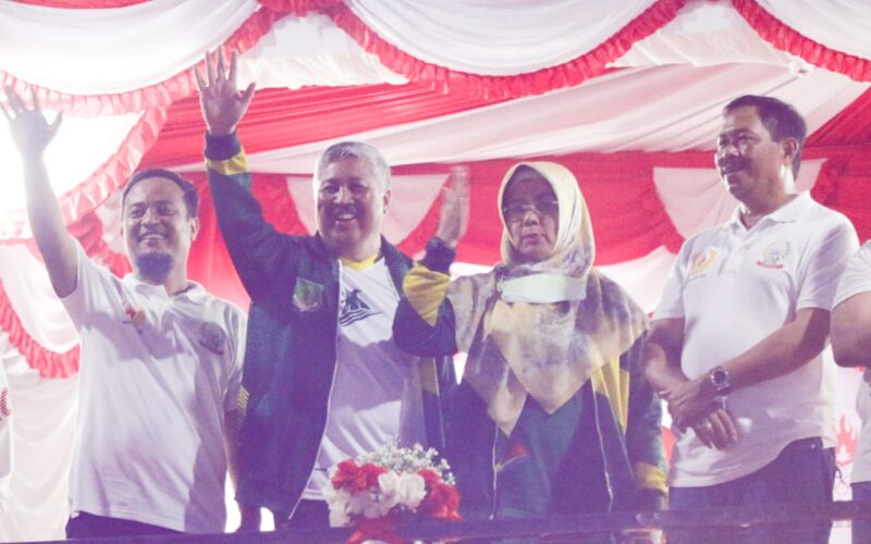 Gubernur Sulsel, didampingi Bupati Pinrang dan ketua Penggerak PKK kabupaten Pinrang memberi semangat kepada Atlet Porprov di Stadion Andi Bintang Sinjai