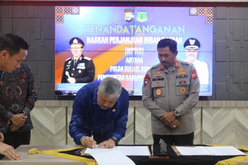 Bupati Pinrang di saksikan Kapolda Sulsel menandatangani Naskah perjanjian hibah daerah, untuk pembangunan Mako Polair