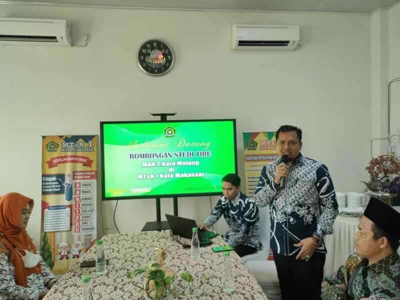 Kepala MTsN 1 Makassar, Zulfikah Nur, Saat Menjelaskan Madrasah Digital Kepada Rombongan Studi Banding Kementerian Agama Kota Malang, Khususnya MAN 2 Malang, Jum'at 21 Oktober 2022.