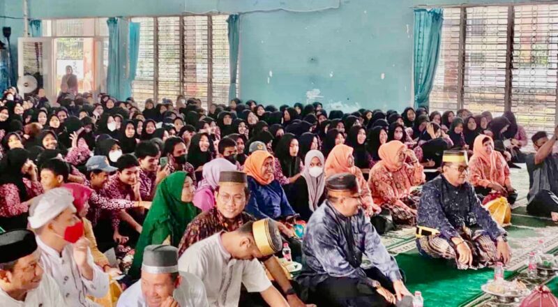 Kepala UPT SMKN 6 Makassar, Alim Bahri, S.Pd, M.Pd, Menghadiri Peringatan Maulid Nabi Muhammad SAW, di Aula Sekolah, Jalan Andi Djemma, Kota Makassar, Rabu 19 Oktober 2022.