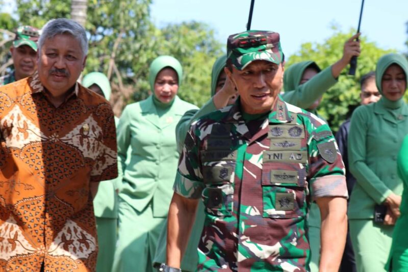 Panglima Komando Daerah Militer (Pangdam) XIV/Hasanuddin Mayor Jenderal TNI Totok Imam Santoso berkunjung ke Pinrang, di sambut langsung Bupati Pinrang, Kamis, (13/10/2022).