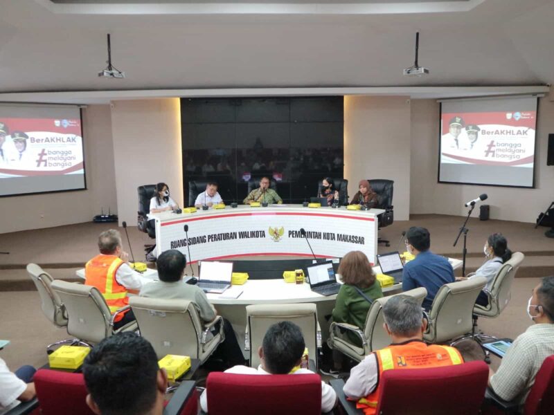 Wali Kota Makassar, Ir. Moh. Ramdhan Pomanto, Bersama dengan Direktur Utama (Dirut) Perumda Air Minum Kota Makassar, Beni Iskandar, SH dan Direktur Pengolahan Air Limbah, Ayman Adnan, Melaksanakan Rapat Pembahasan MSMIP, di Ruang Sipakalebbi, Kantor Balai Kota Makassar, Kamis 20 Oktober 2022.