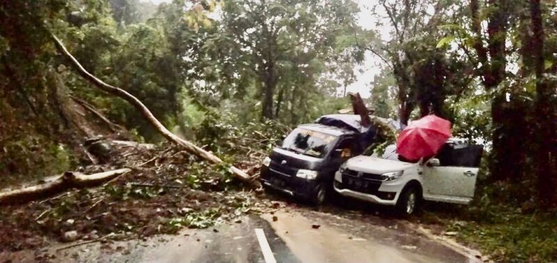 Dua buah kendaraan terjebak di lokasi longsoran di Lonjoboko Kab. Gowa