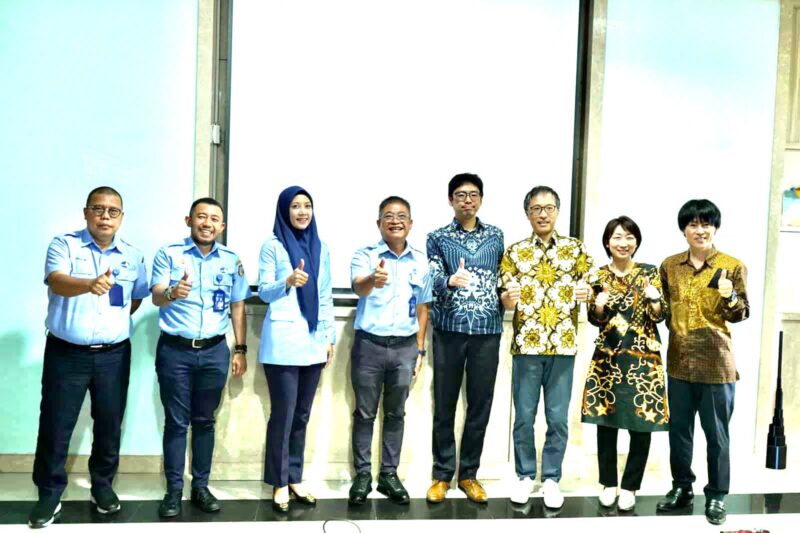 Direktur Utama (Dirut) Perumda Air Minum Kota Makassar, Beni Iskandar, SH, Menerima Kunjungan (JICA) Japan International Cooperation Agency), di Ruang Rapat Direksi PDAM Makassar, Senin 31 Oktober 2022.