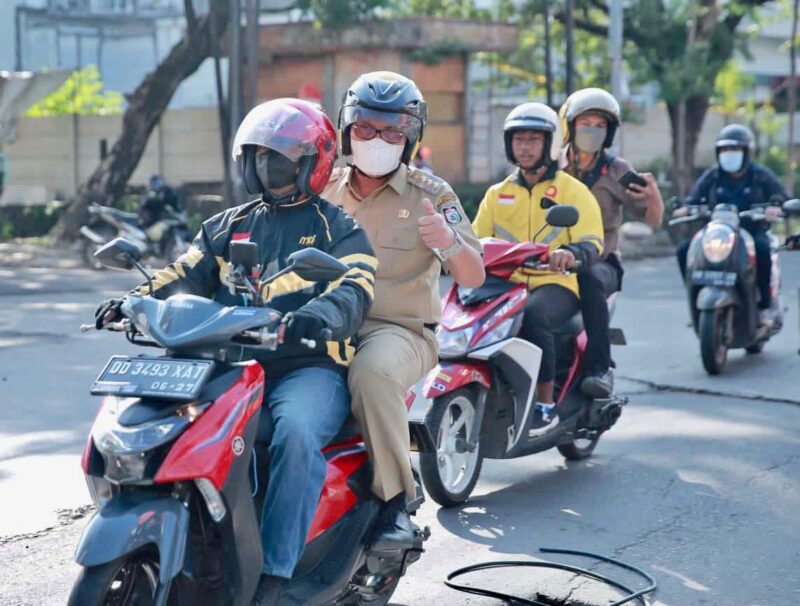 Wali Kota Makassar, Ir. Moh. Ramdhan Pomanto, Konsisten Menggunakan Ojek Online (Ojol) Setiap Hari Selasa, dari Kediaman Pribadinya Menuju Tempat Tugasnya, Selasa 1 November 2022.