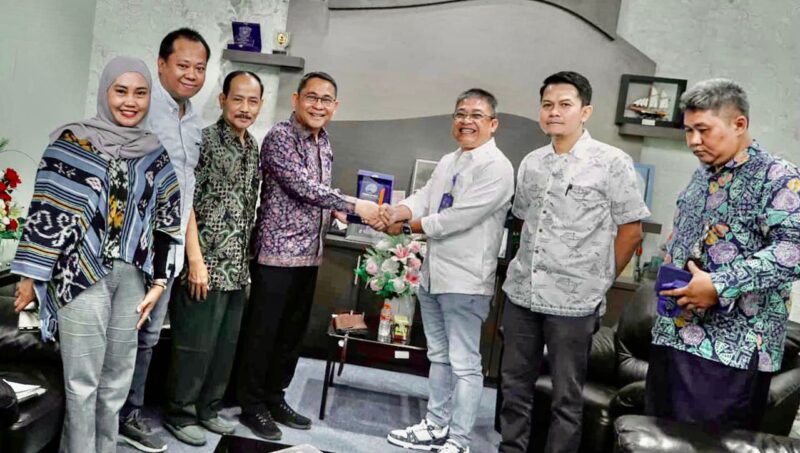 Direktur Utama (Dirut) Perumda Air Minum Kota Makassar, Beni Iskandar, SH, Menerima Kunjungan Dewan Pengawas dan Komite Audit PDAM Kabupaten Bogor, di Ruang Rapat Direksi PDAM Makassar, Kamis 3 November 2022.