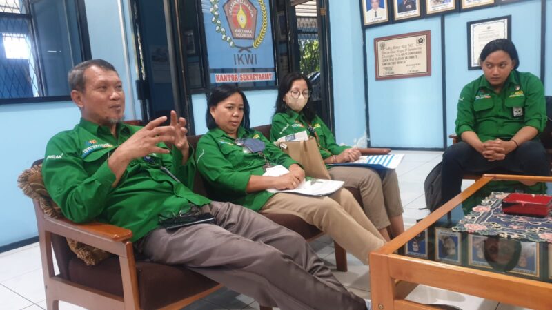 Kepala BPS kota Makassar Syahrir Wahab (kiri) beserta staf saat memberikan penjelasan terkait pendataan regsosek di Kota Makassar.