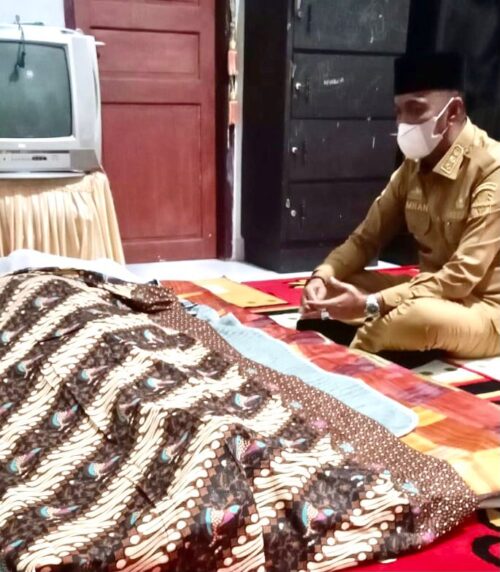 Bupati Wajo Dr H Amran Mahmud S.Sos. M.Si Saat Melayat dan mengiri doa kepada almarhuma Hj Sitti DJohar dirumah duka Jalan Rejeki Sengkang