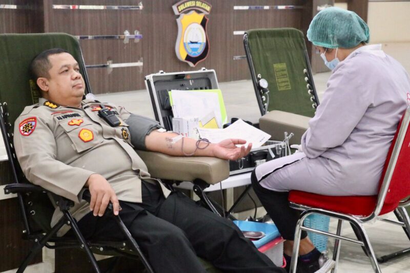 Sambut HUT KORPRI ke 51, Polda Sulsel Gelar Donor Darah dan Pelayanan KB, di Aula Gedung Serbaguna, Mapolda Sulsel, Selasa 15 November 2022.