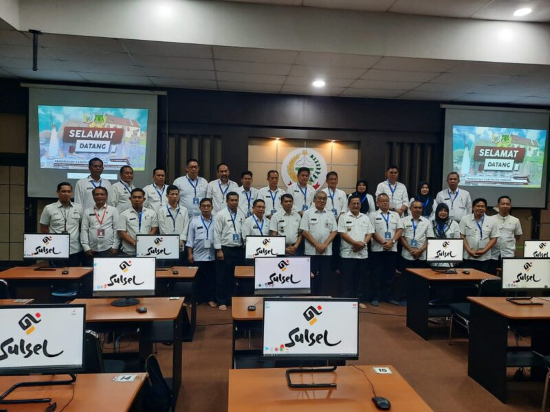Wabup Pinrang berpose bersama 22 peserta seleksi tes kompetensi