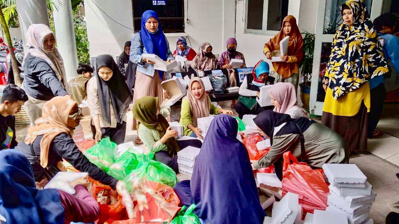 Kepala Dinas Sosial Kota Makassar, Aulia Arsyad, Memantau Dapur Umum dan Pendistribusian Makanan di Lokasi Pengungsian, Sabtu 19 November 2022.