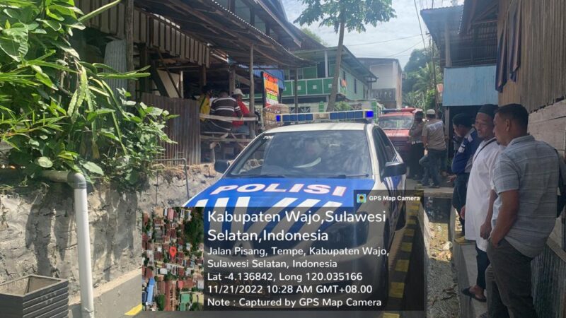 Anggota Satlantas Polres Wajp
melakukan sambang di rumah duka sekaligus mengantar jenazah hingga ke pemakaman.Senin,21/11/2022.