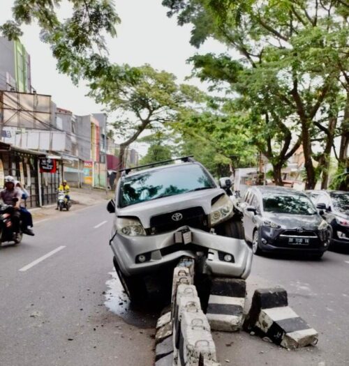 Mobil Toyota Rush Menabrak Pembatas Jalan di depan Gedung Juang 45 Makassar (foto/syachruddin)