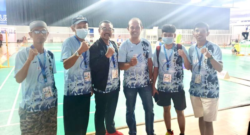 Tim bulutangkis Sulsel bersama pelatih dan manajer