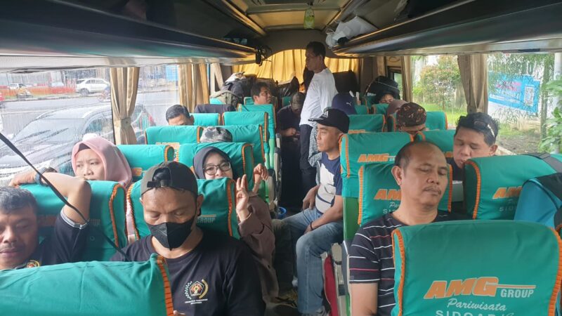 Tim Porwanas Sulsel dalam perjalanan dari Malang ke Surabaya menggunakan bus wisata