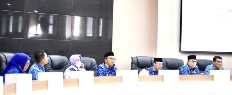 Wali Kota Makassar, Ir. Moh. Ramdhan Pomanto, Melaksanakan Rapat Koordinasi, di Ruang Sipakatau, Kantor Balai Kota Makassar, Selasa 29 November 2022.