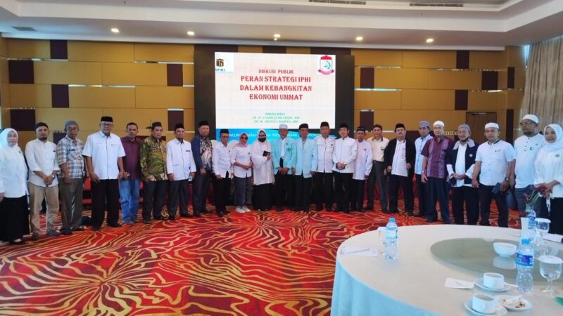 Usai diskusi publik dilanjutkan dengan foto bersama dengan Pengurus Daerah Ikatan Persaudaraan Haji Indonesia Kota Makassar (foto/syakhruddin)