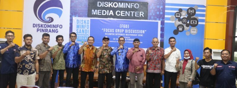 Plt Kadis Kominfo sandi Andi Matjtja, S.Sos berfoto bersama peserta FGD