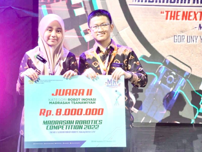 Siswa Madrasah Tsanawiyah Negeri (MTsN) 1 Makassar, Berhasil Menjadi Juara II Nasional Kategori Robot Inovasi, di Ajang Madrasah Robotics Competiton 2022, di Universitas Negeri Yogyakarta.