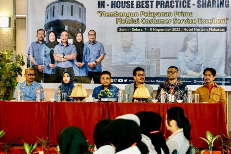 Direktur Utama (Dirut) Perumda Air Minum Kota Makassar, Beni Iskandar, SH, Menghadiri Pelatihan In House Training Petugas Customer Service, di Hotel Horison, Kota Makassar, Senin 7 November 2022