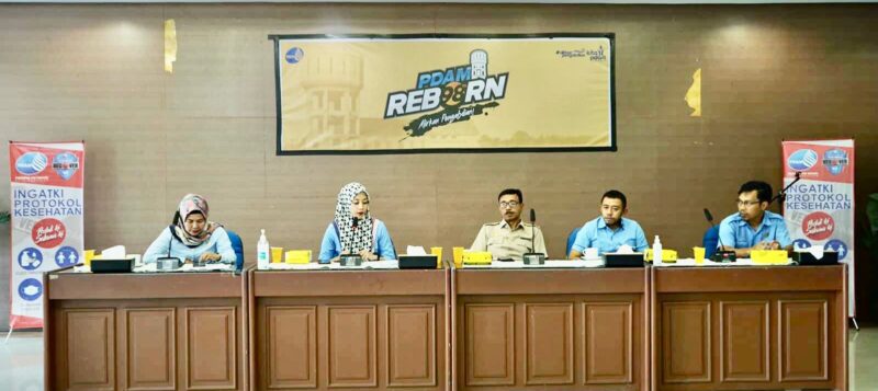 Direktur Umum dan Pelayanan, Indira Mulyasari Paramastuti, dan Direktur IPAL Perumda Air Minum Kota Makassar, Ayman Adnan, Menerima Kunjungan DPRD Kabupaten Bone (Pansus) 1, di Aula Tirta Dharma PDAM Kota Makassar, Selasa 15 November 2022.