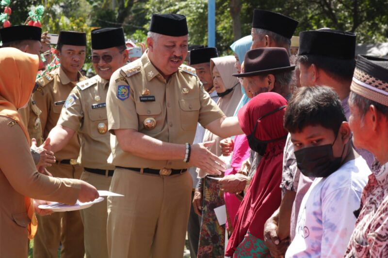 Bupati Pinrang kembali menyerahkan bantuan kepada kaum Duafa di kecamatan Lembang