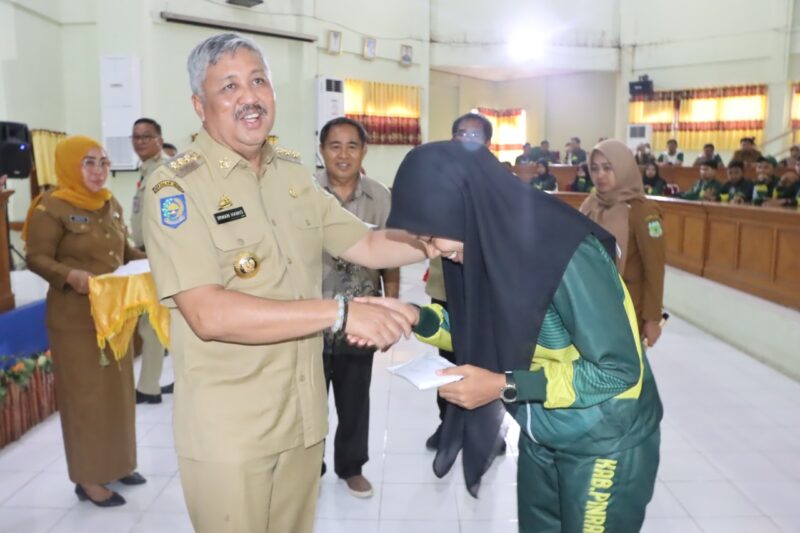 Bupati Pinrang serahkan uang pembinaan kepada atlet Berprestasi di ajang Porprov XVII Sinjai Bulukumba