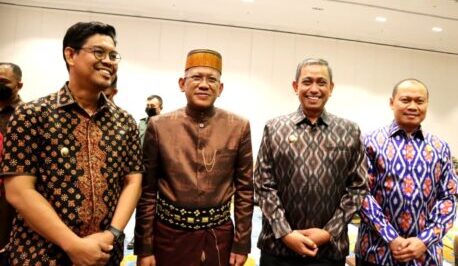 Ketua DPRD Kabupaten Wajo (Baju Biru) Saat Menghadiri Serah Terima Jabatan Kepala BPK Sulsel (ist)