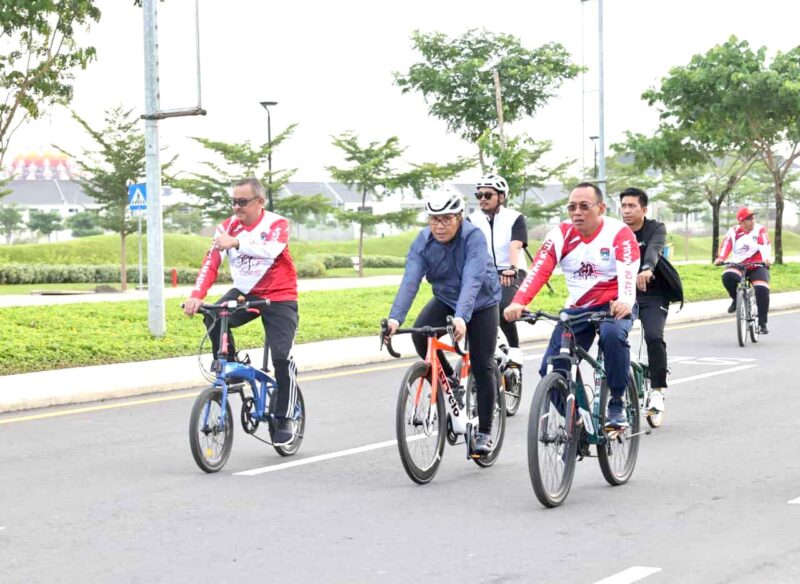 Wali Kota Makassar, Ir. Moh. Ramdhan Pomanto, Bersama dengan Peserta Rapat Kerja Teknis Nasional APEKSI Melakukan Gowes Bersama, Selasa 8 November 2022.