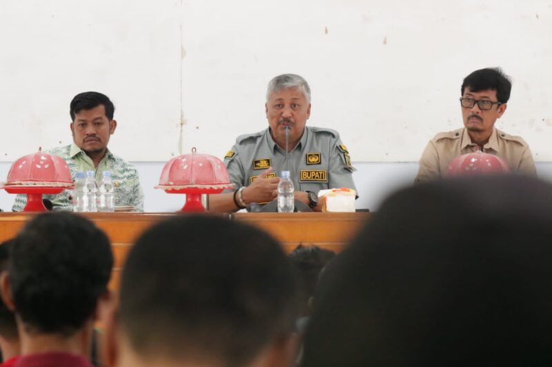 Bupati Pinrang Andi Irwan Hamid didampingi Kadis pertanian dan Holtikultura A.. Tjalo Kerrang dan Kadis Sumber Daya Air dan Bina Konstruksi M.Jaenal