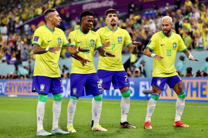 Hasil Brasil vs Korea Selatan menunjukkan momen para pemain Negeri Samba, Neymar dan Vinicius Jr, merayakan gol. Laga babak 16 besar Piala Dunia 2022 Brasil vs Korea Selatan berlangsung di Stadion 974 di Doha pada Selasa 6 Desember 2022 dini hari WIT.(AFP/ODD ANDERSEN)