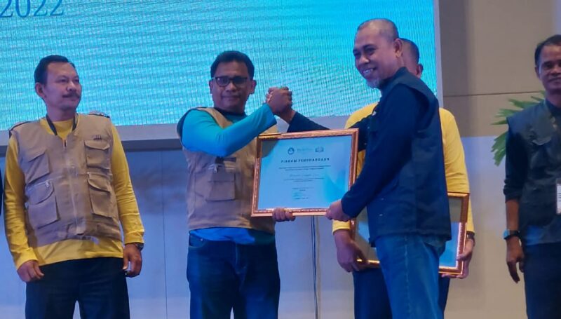 Sekretaris Dinas Pendidikan dan Kebudayaan Kabupaten Wajo Yahya menerima penghargaan pada malam anugerah pendidikan yang digelar BBPMP Sulsel di Hotel Claro, Rabu (20/12/2022)