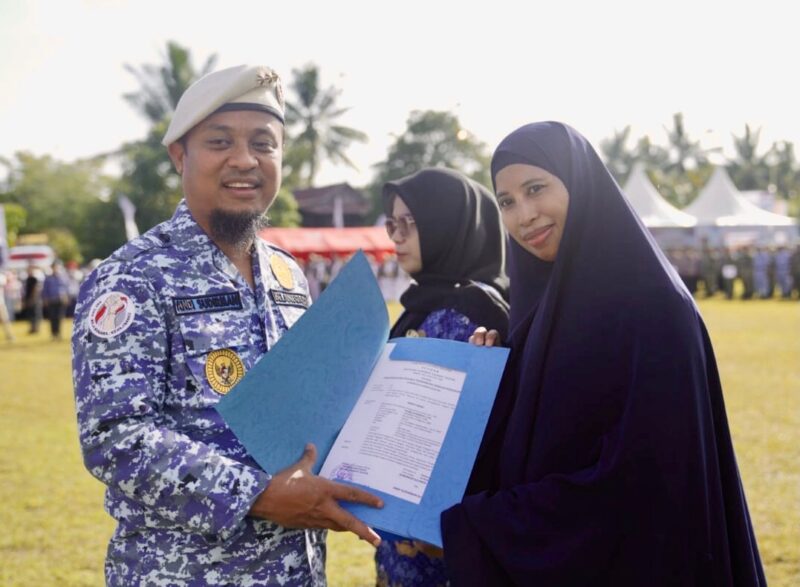 Gubernur Sulawesi Selatan, Andi Sudirman Sulaiman menyerahkan SK sebanyak 1.239 orang pengangkatan PPPK jabatan fungsional guru tahap II Formasi Tahun Anggaran 2021. Penyerahan dilakukan pada Upacara Hari Bela Negara ke-74, di Lapangan Latemmupage, Desa Bulue, Kabupaten Soppeng, Senin, 19 Desember 2022.