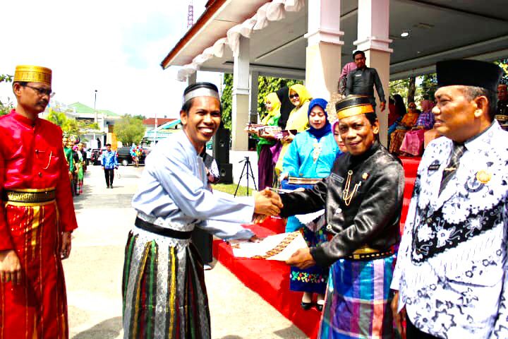 Salah seorang Guru SMAN 4 Wajo menerima penghargaan Anugera Cendekia